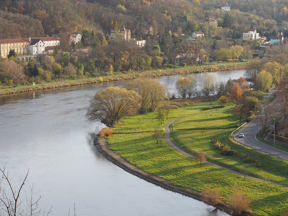 /Nahoře je vidět Troja, vpravo Sedlec.