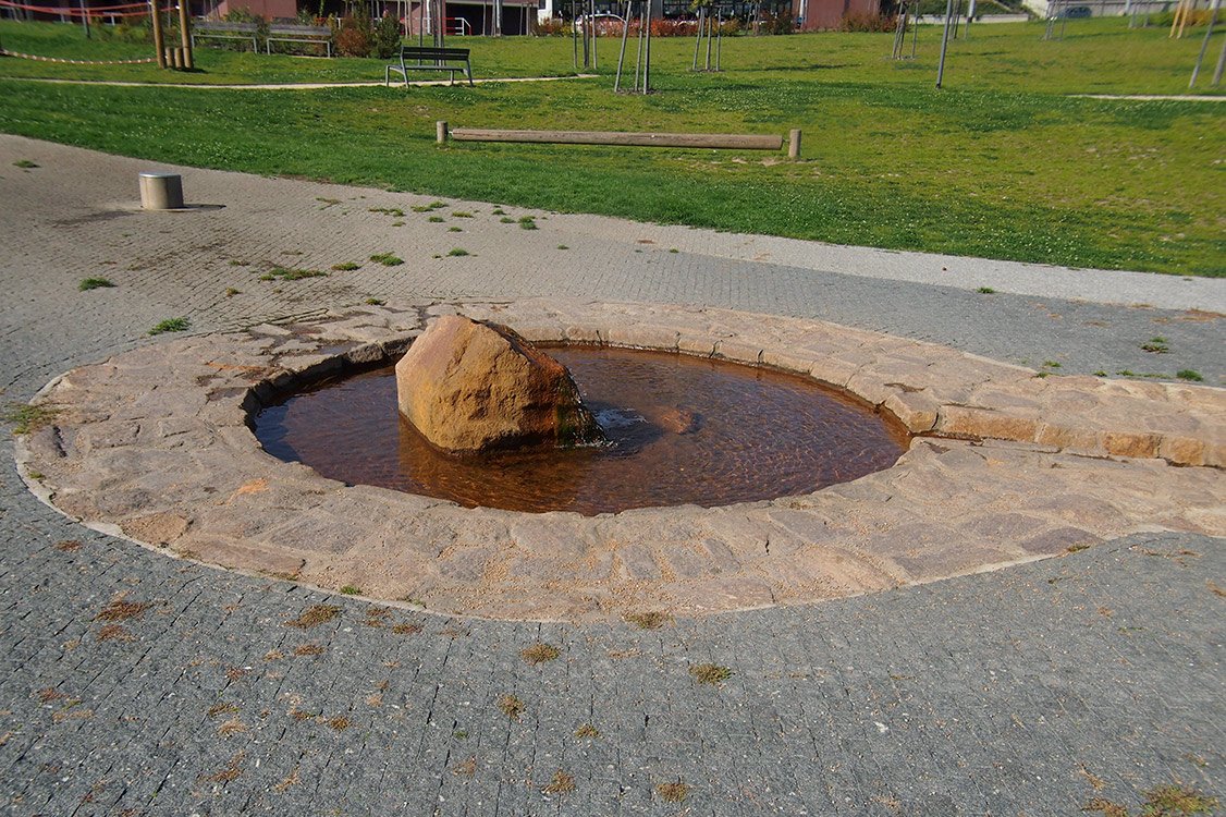 /Pramen vody do dětského potůčku.