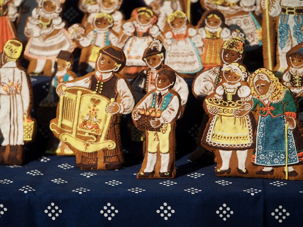 /České figurky přinášejí kolébku, hrušky a koláče.