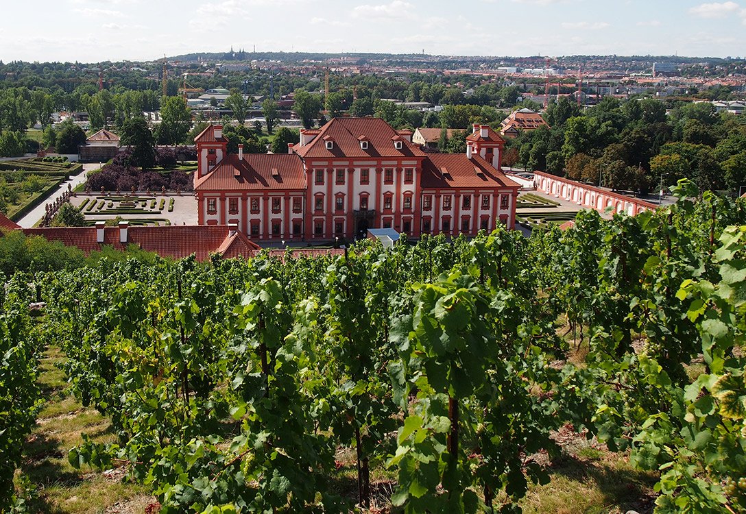 /Výhled od kaple na Trojský zámek.
