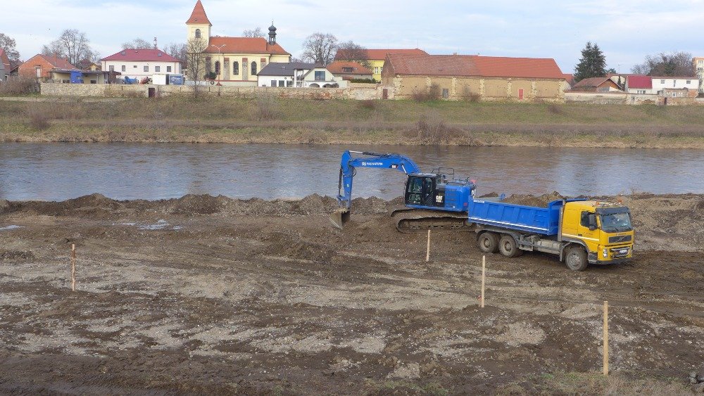 /Pohled na Lužec nad Vltavou na protějším břehu. /Pohled na Lužec nad Vltavou na protějším břehu.