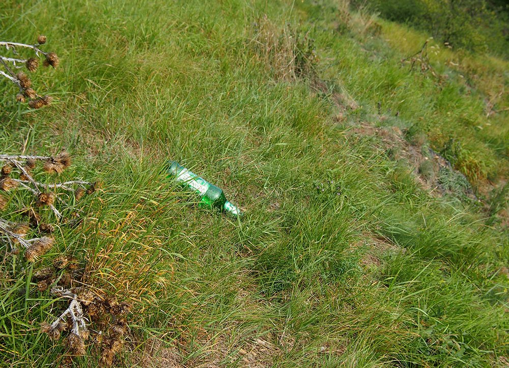 /Zahozená láhev od alkoholu. /Zahozená láhev od alkoholu.