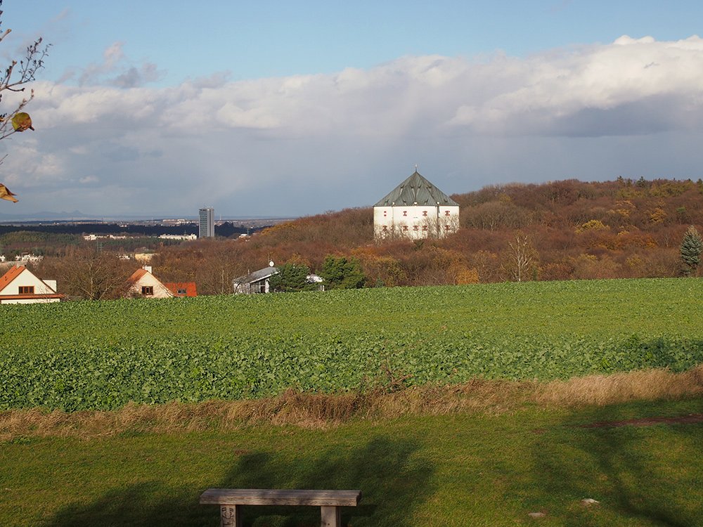 /Pohled z Bílé Hory na letohrádek Hvězda.