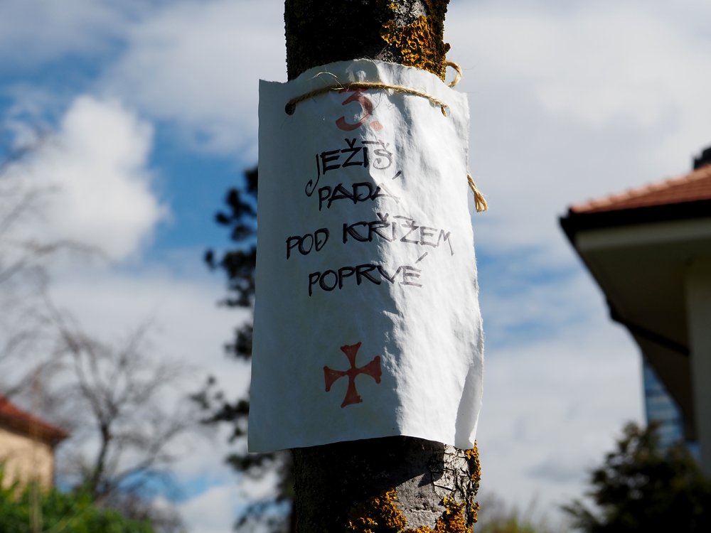 /3. Ježíš padá pod křížem poprvé.