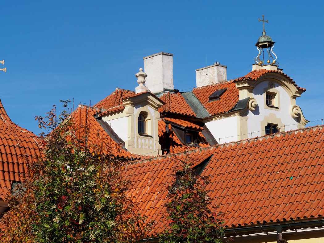 /Bílá Hora, střechy klášterních budov.