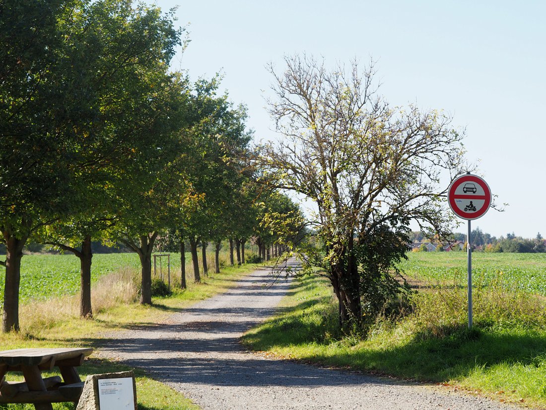 /Cesta pokračuje k Hostivicím.