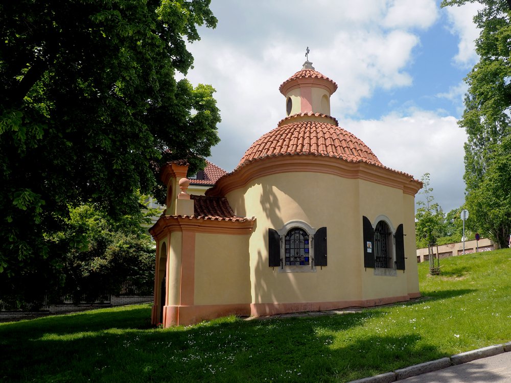 /Kaple Hadovka s otevřenými okenicemi. /Kaple Hadovka s otevřenými okenicemi.