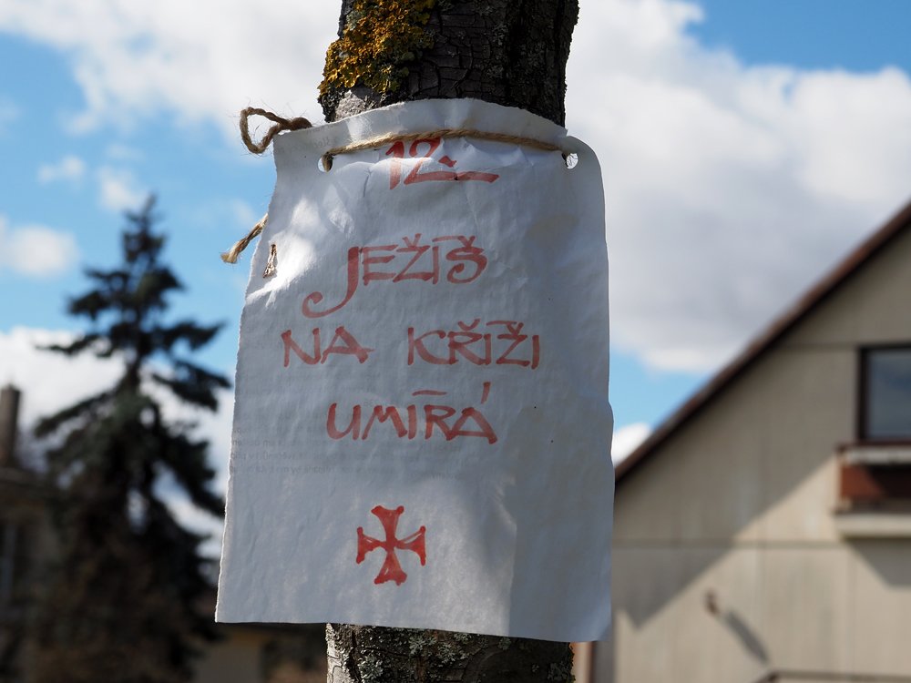 /12. Ježíš na kříži umírá.