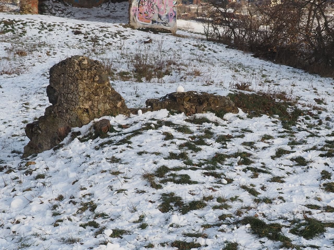 /Zbytky kamenných základů starého větrného mlýna.