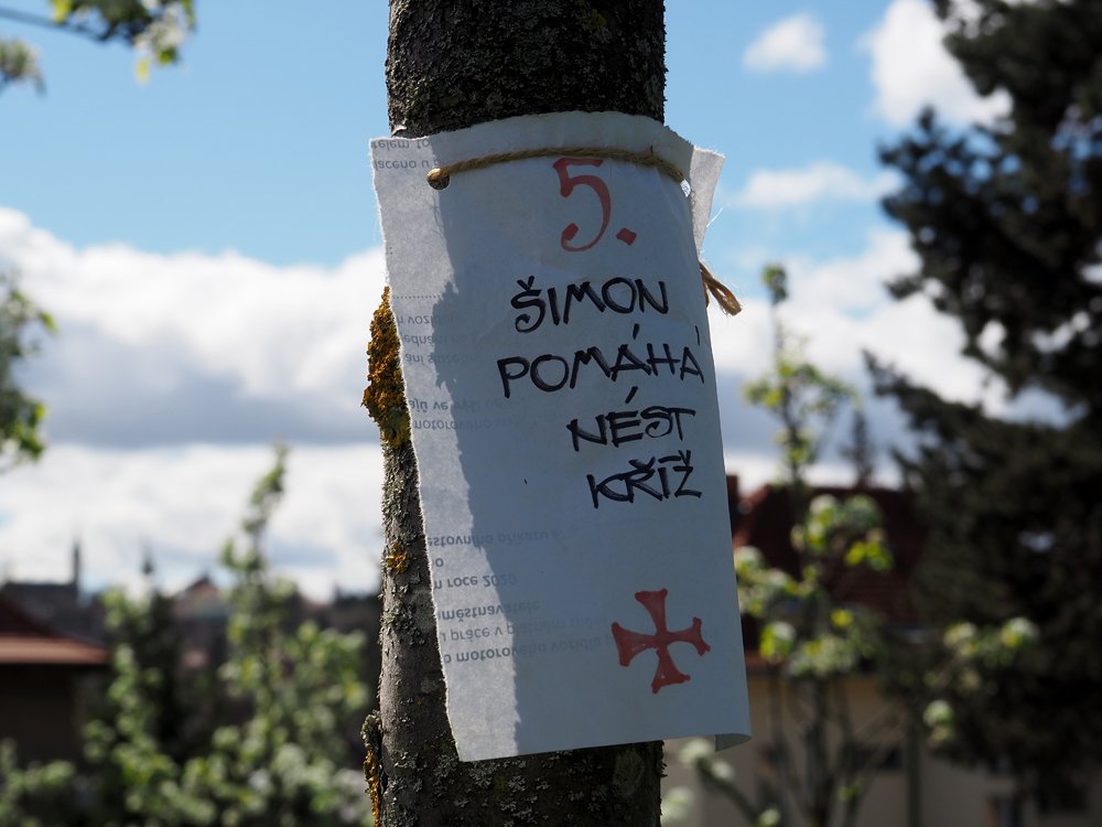 /5. Šimon pomáhá nést kříž.