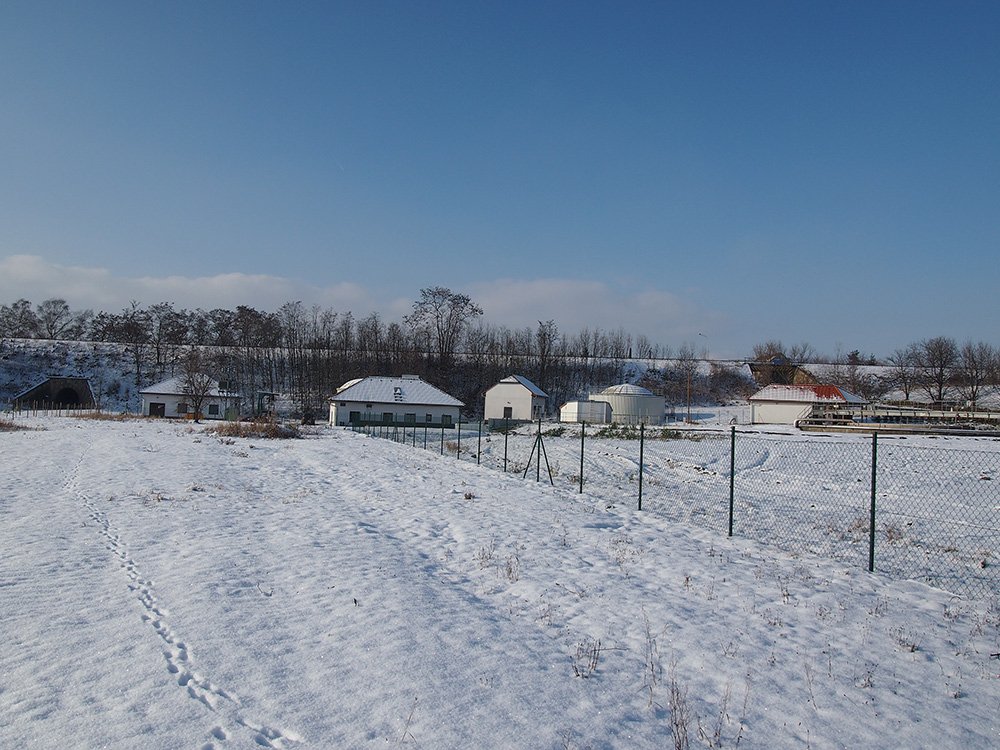 /Za Hostivicemi je nová velmi moderní kanalizační čistička.