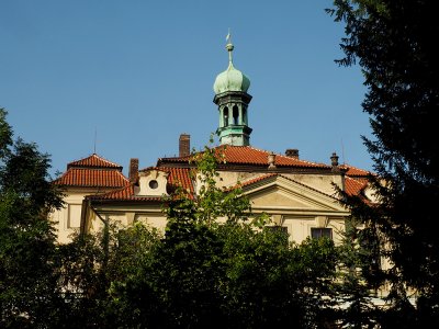 Veleslavínský zámeček v Praze 6 a jeho krásný park s mohutnými starými stromy má být zanedlouho prodán v dražbě.