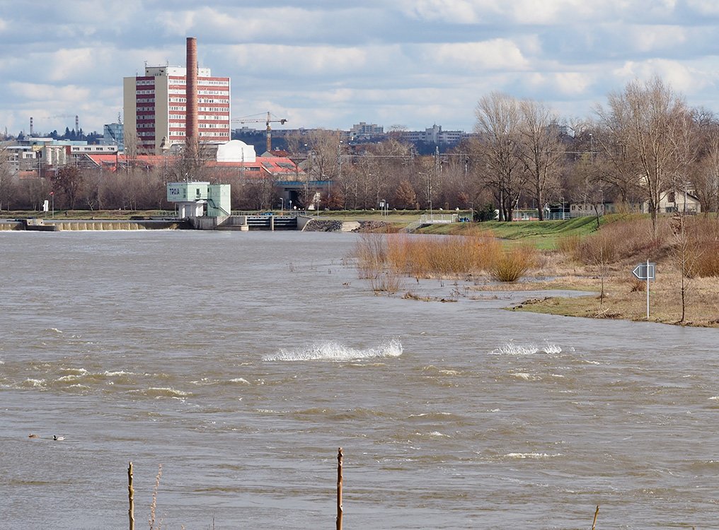 /Pohled směrem k trojskému jezu.