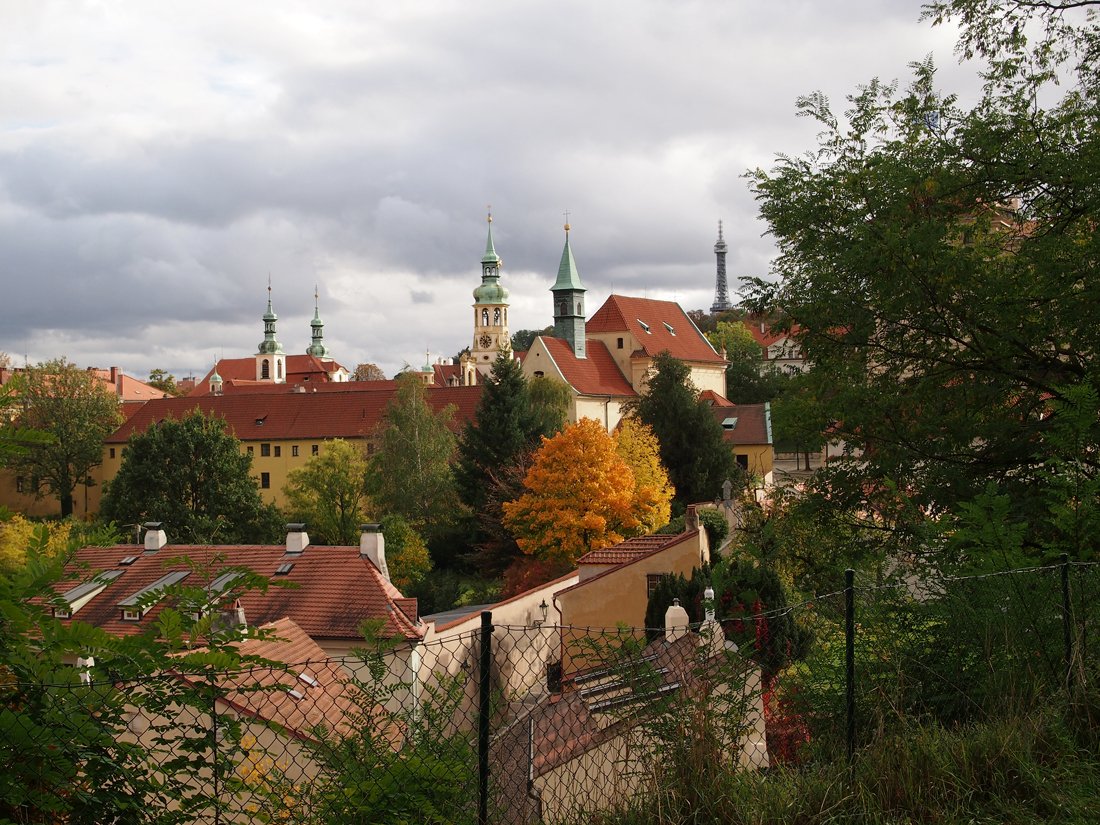 /Výhled z hradeb ke klášteru Kapucínů. /Výhled z hradeb ke klášteru Kapucínů.
