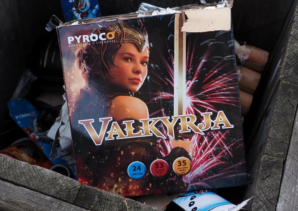 /Zbytky po ohňostroji.