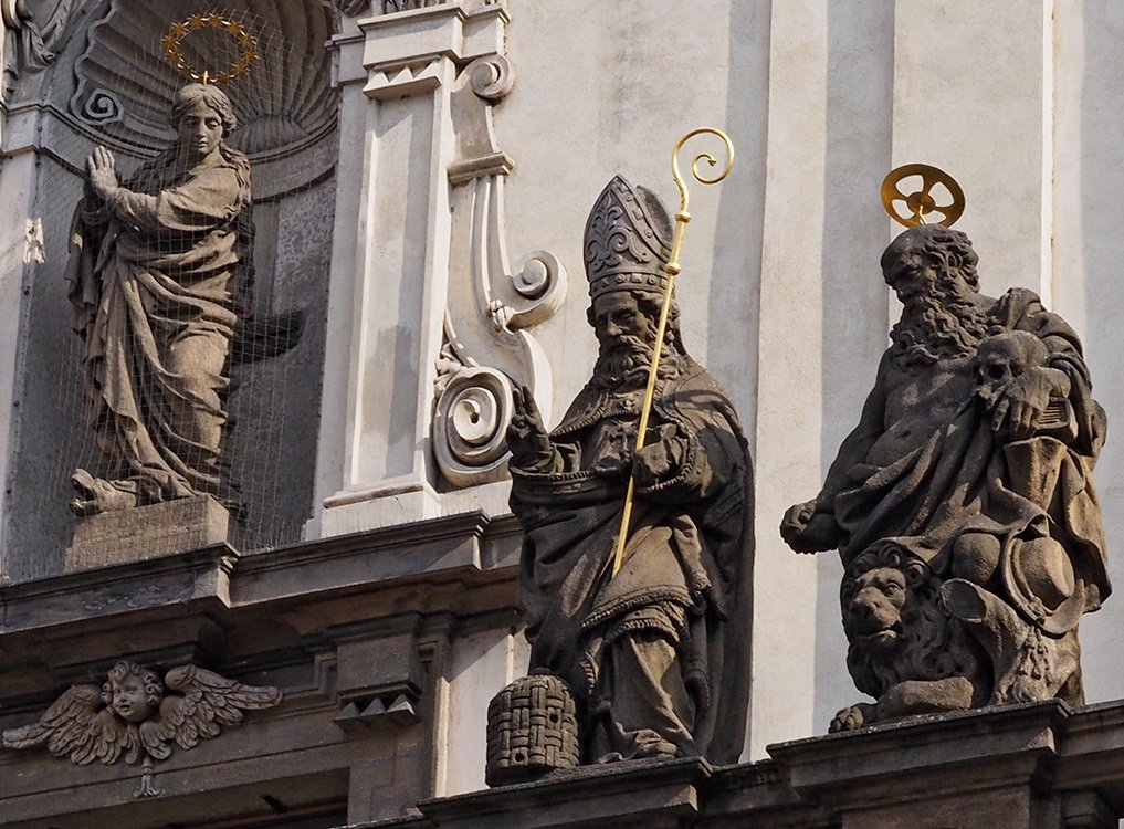/Socha svatého Ambrože se včelím úlem.
