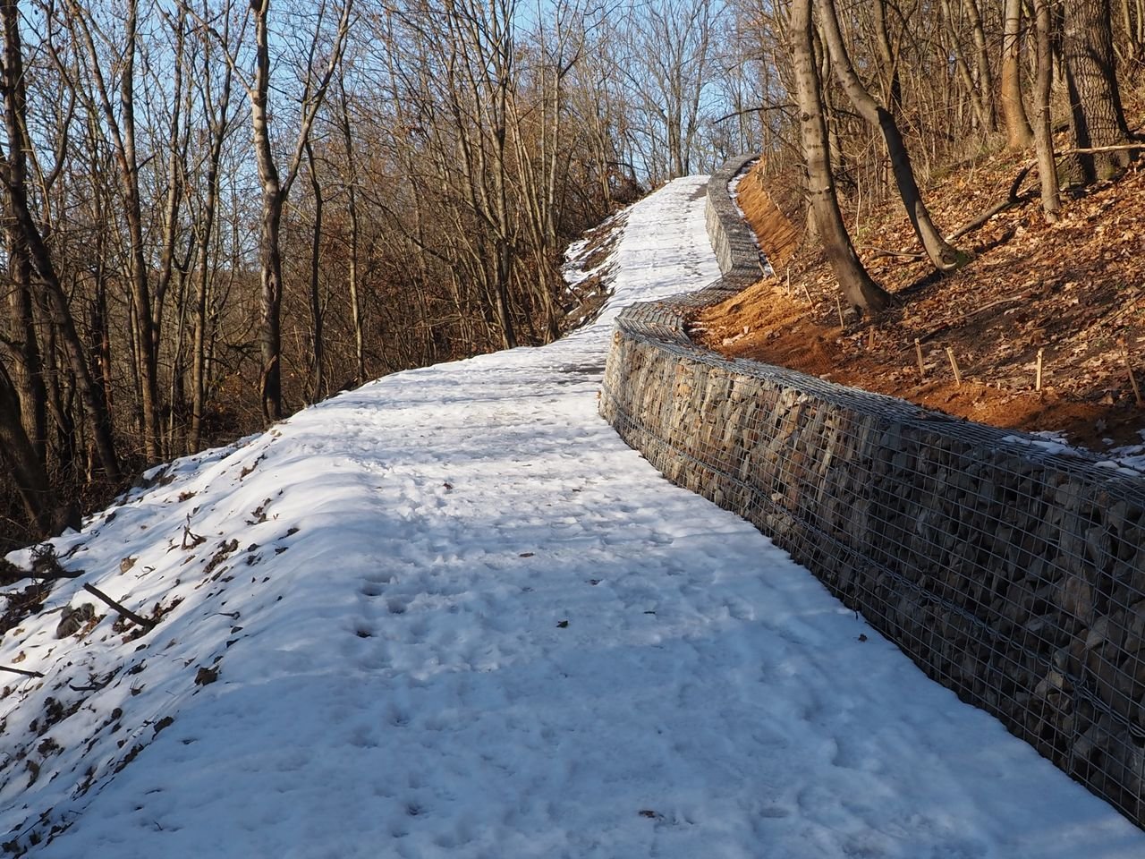 /Zasněžená cesta pod kostelem svatého Matěje.